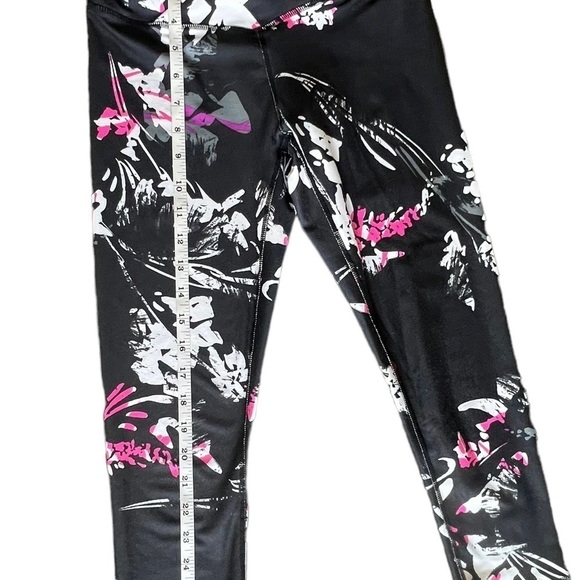 Fabletics black pink floral crop tag missing. See measurements pictured. - Picture 5 of 7